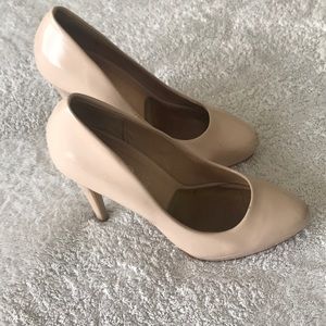 Nude patent leather pumps
